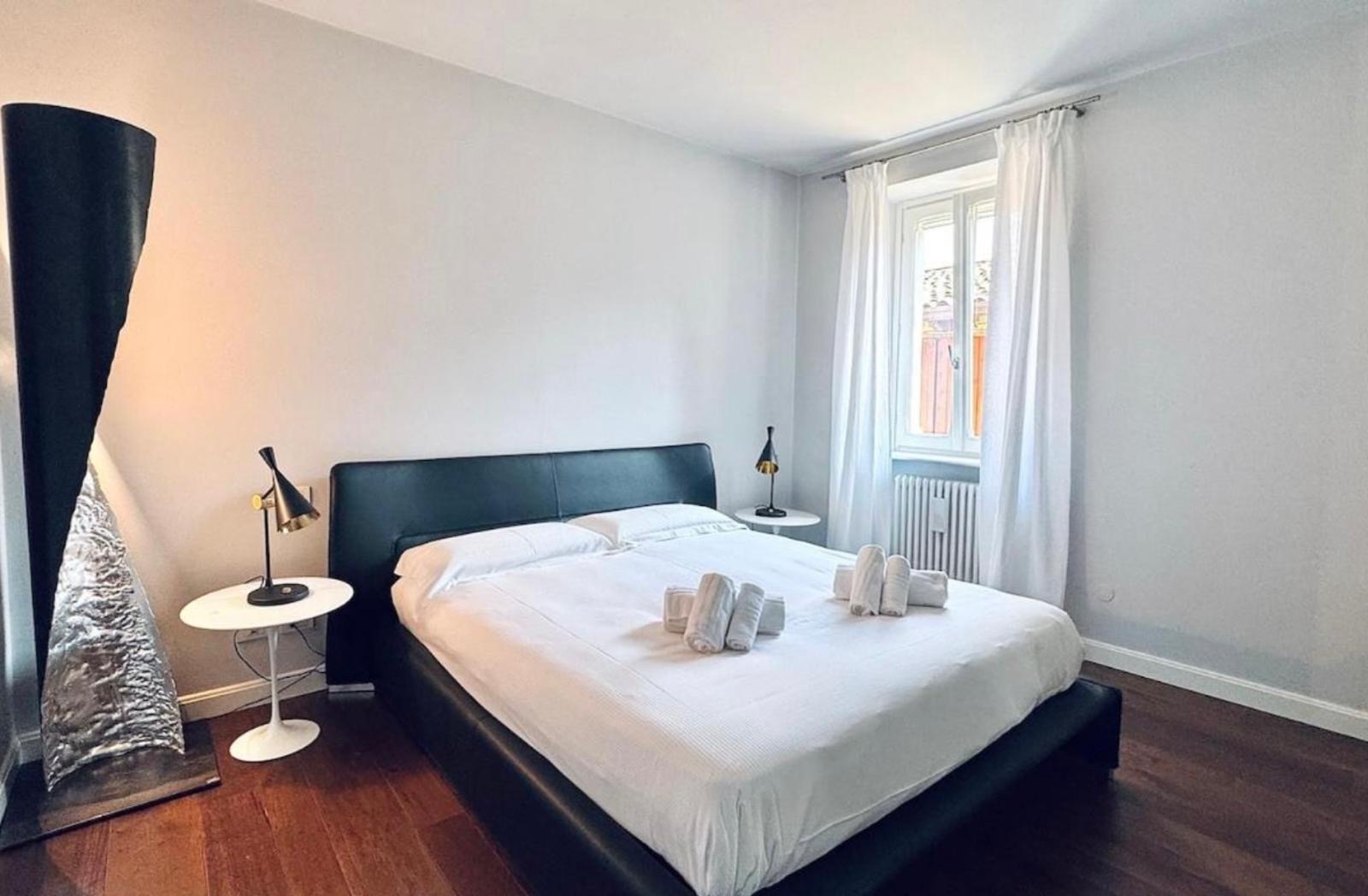 Camera da letto con letto matrimoniale in pelle