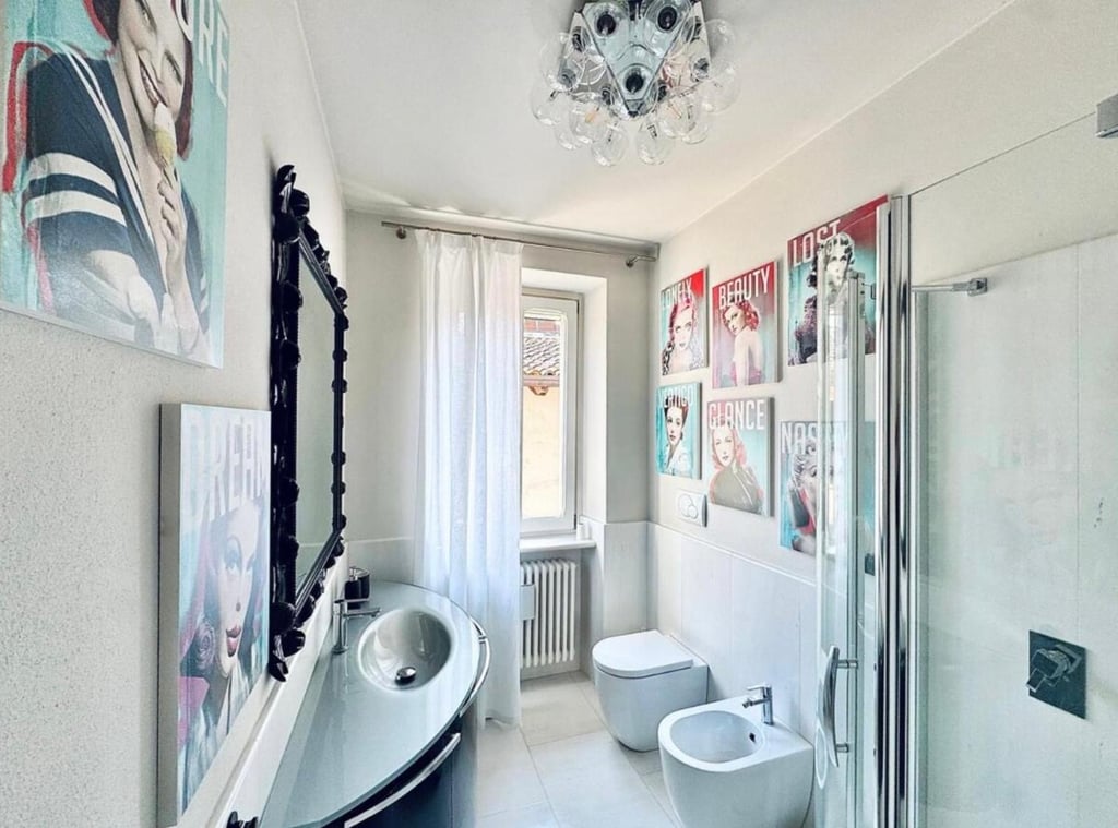 Bagno con finestra, bidet e specchio nero