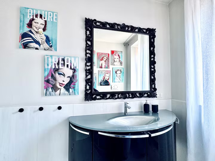 Lavabo nero con specchio barocco e stampe pop