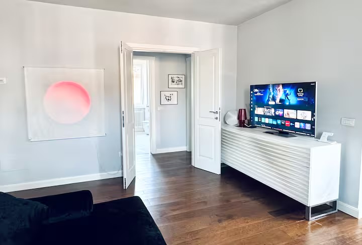 Zona giorno con Smart TV e credenza bianca